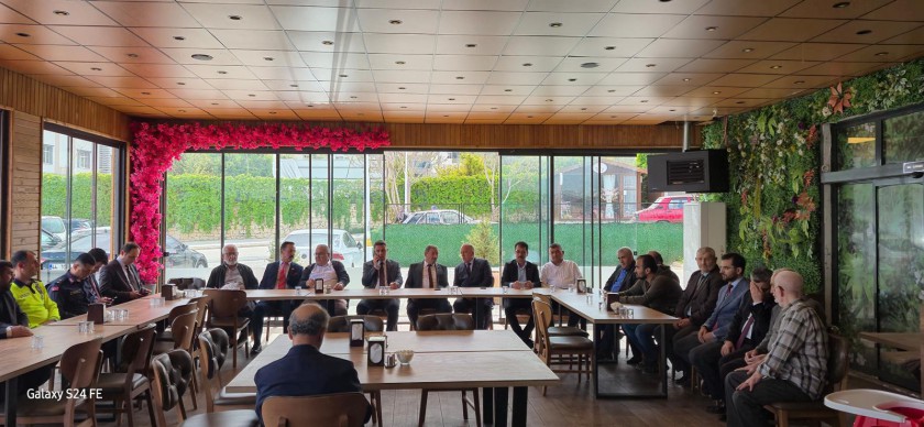 İl Müdürümüz Cengiz BAŞER, Darende Kaymakamı Sayın Şeref GÜLYER, Darende Belediye Başkanı Sayın Ali BOZKURT ve Darende Esnaf Temsilcilerinin katılımıyla istişare toplantısı düzenlenmiştir.
