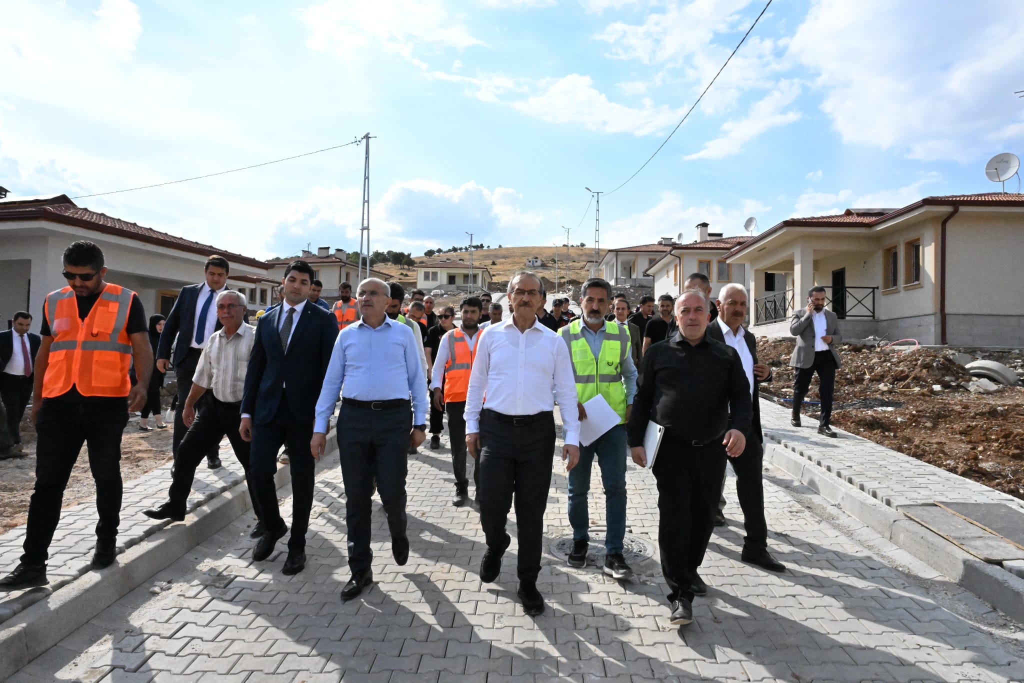 Sayın Valimiz Seddar YAVUZ Doğanşehir İlçesinde inşası devam eden kırsal konutlarda incelemelerde bulunmuştur.