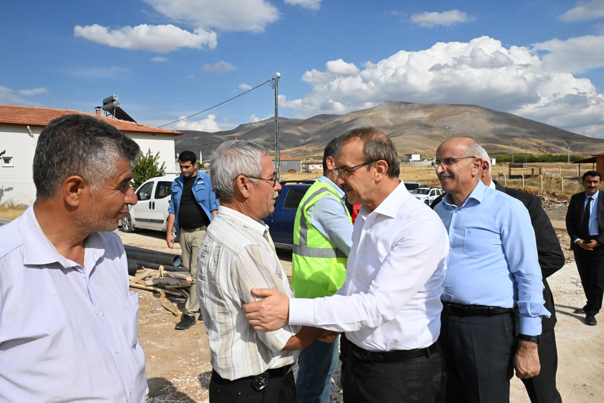 Sayın Valimiz Seddar YAVUZ Doğanşehir İlçesi Savak Mahallesinde yapımı devam eden Hafif Çelik Kırsal Konutlarda incelemelerde bulunarak, İl Müdürümüz Cengiz BAŞER'den bilgi almıştır.