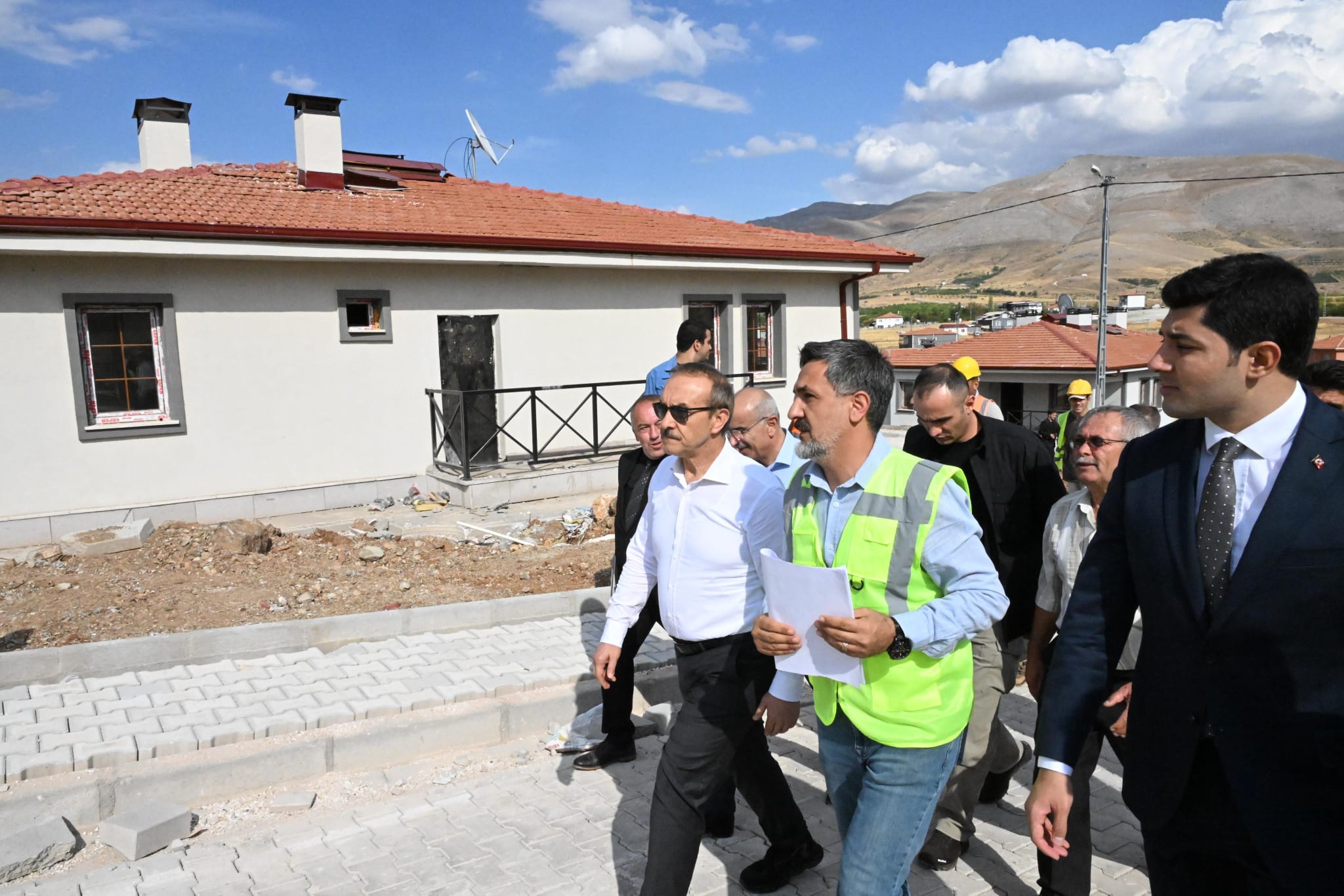 Sayın Valimiz Seddar YAVUZ Doğanşehir İlçesi Savak Mahallesinde yapımı devam eden Hafif Çelik Kırsal Konutlarda incelemelerde bulunarak, İl Müdürümüz Cengiz BAŞER'den bilgi almıştır.