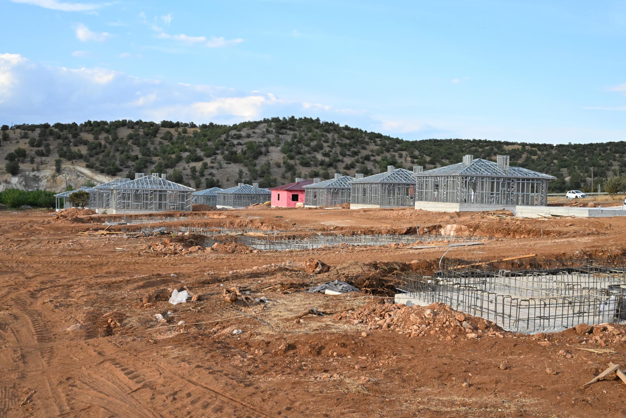 Sayın Valimiz Seddar YAVUZ Doğanşehir İlçesinde inşası devam eden kırsal konutlarda incelemelerde bulunmuştur.