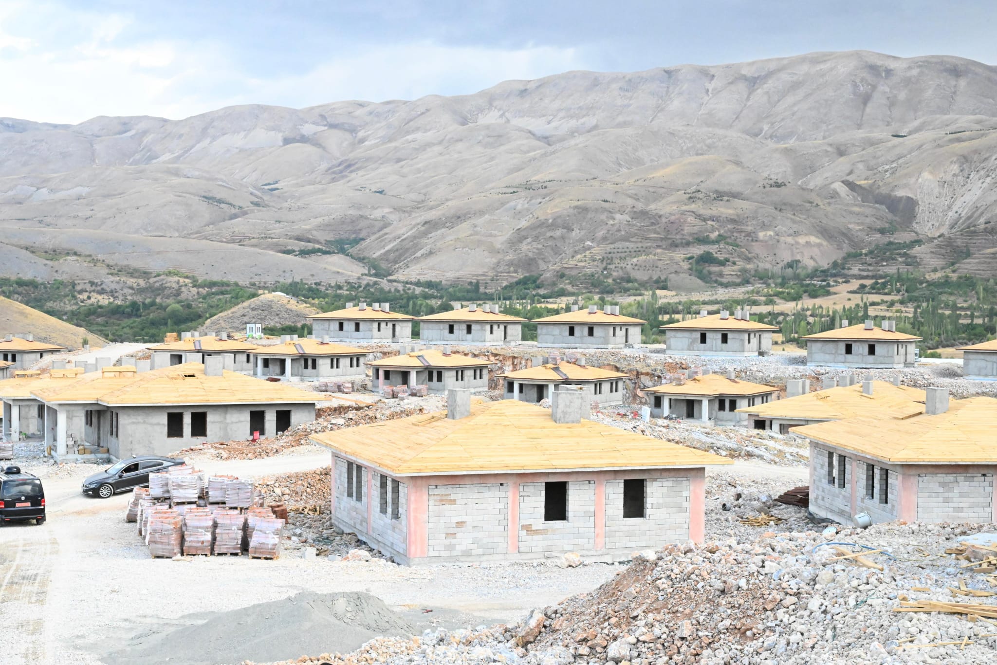 Sayın Valimiz Seddar YAVUZ Doğanşehir İlçesinde inşası devam eden kırsal konutlarda incelemelerde bulunmuştur.