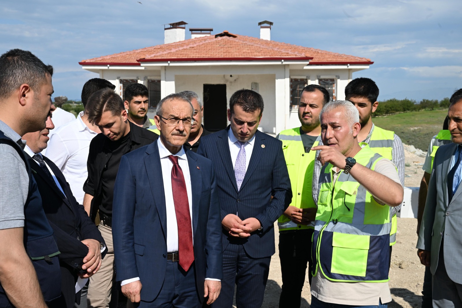 Sayın Valimiz Seddar YAVUZ ve  İl Müdürümüz Cengiz BAŞER ile Yazıhan ilçemizdeki Tecirli, Sürür, Fethiye ve Dedekargın mahallesinde yapımları bitmek üzere olan kırsal köy konutlarını ziyaret edip  çalışmalar hakkında bilgi almışlardır.