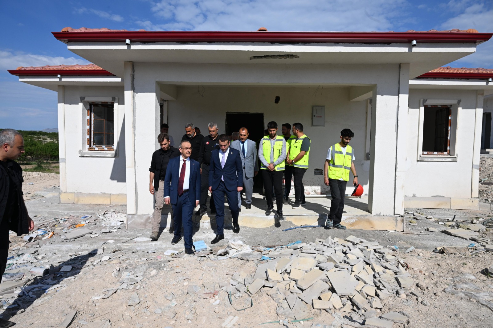 Sayın Valimiz Seddar YAVUZ ve  İl Müdürümüz Cengiz BAŞER ile Yazıhan ilçemizdeki Tecirli, Sürür, Fethiye ve Dedekargın mahallesinde yapımları bitmek üzere olan kırsal köy konutlarını ziyaret edip  çalışmalar hakkında bilgi almışlardır.