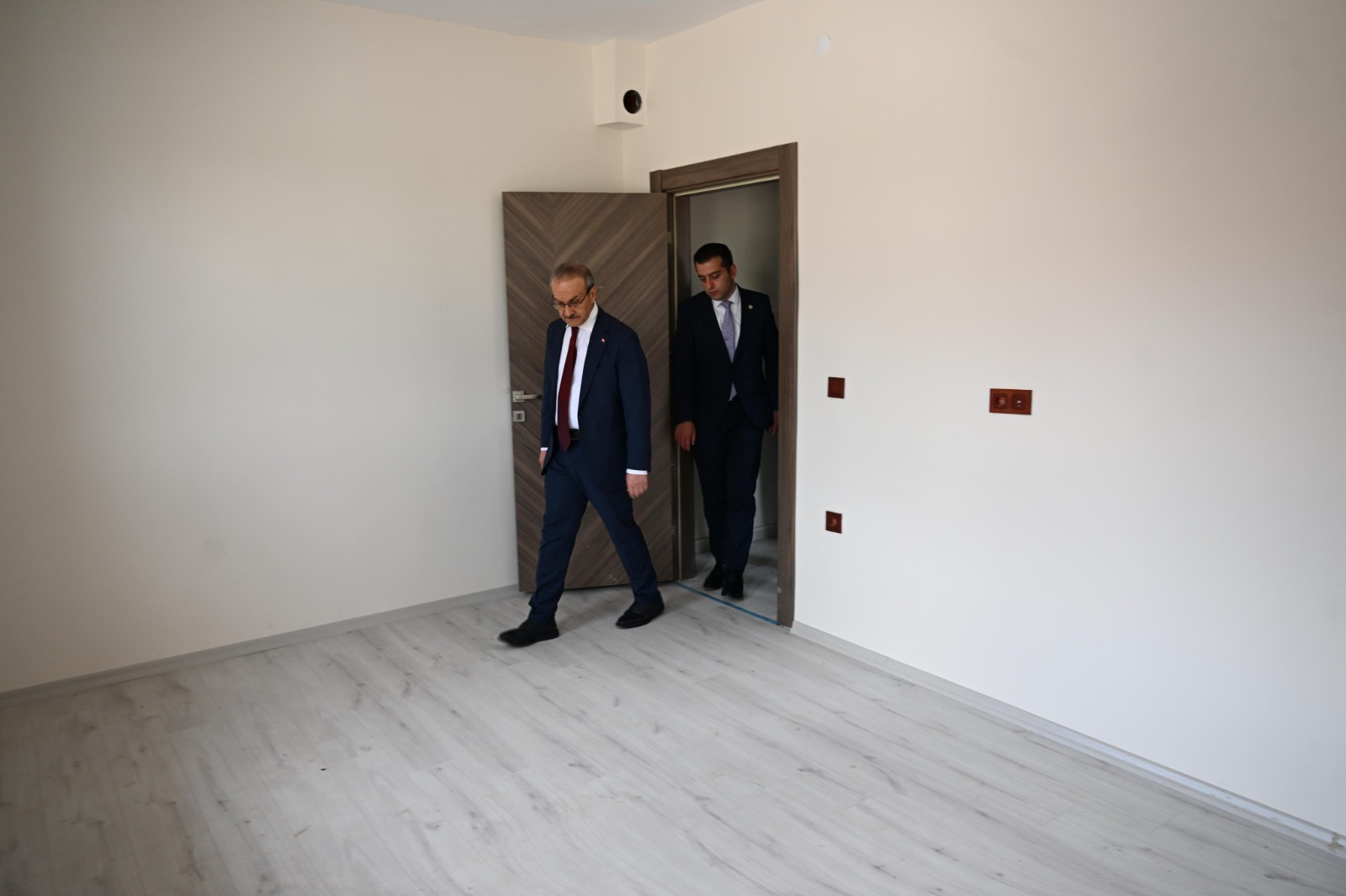 Sayın Valimiz Seddar YAVUZ ve  İl Müdürümüz Cengiz BAŞER ile Yazıhan ilçemizdeki Tecirli, Sürür, Fethiye ve Dedekargın mahallesinde yapımları bitmek üzere olan kırsal köy konutlarını ziyaret edip  çalışmalar hakkında bilgi almışlardır.