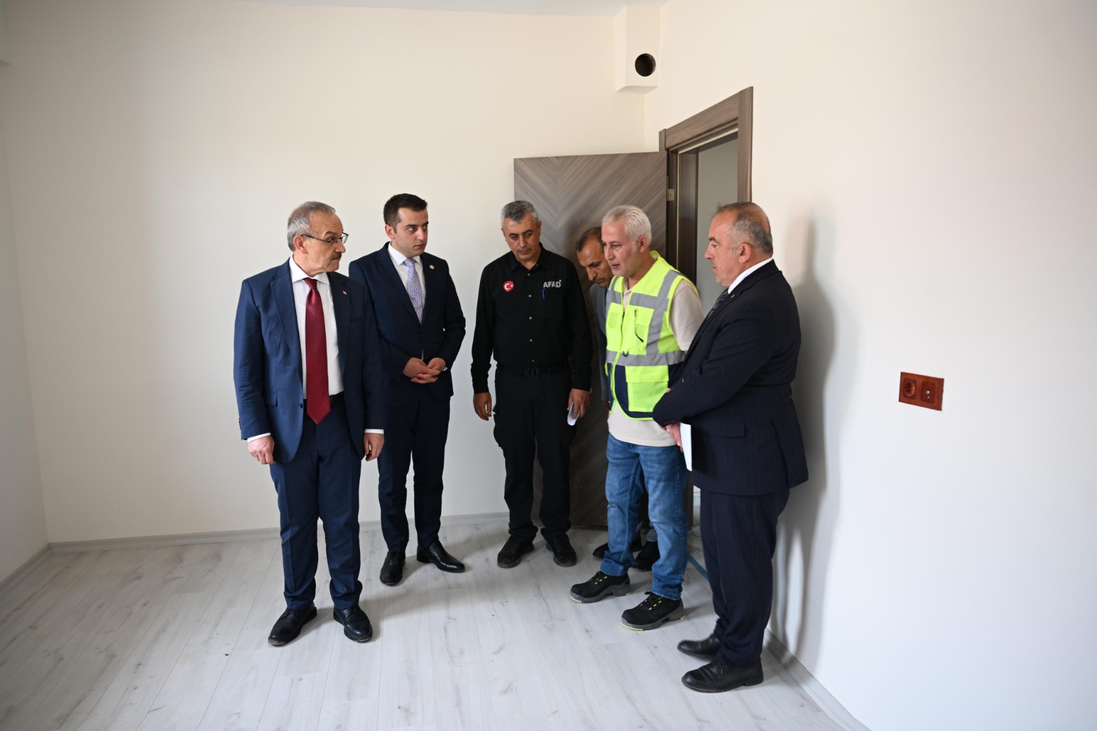 Sayın Valimiz Seddar YAVUZ ve  İl Müdürümüz Cengiz BAŞER ile Yazıhan ilçemizdeki Tecirli, Sürür, Fethiye ve Dedekargın mahallesinde yapımları bitmek üzere olan kırsal köy konutlarını ziyaret edip  çalışmalar hakkında bilgi almışlardır.