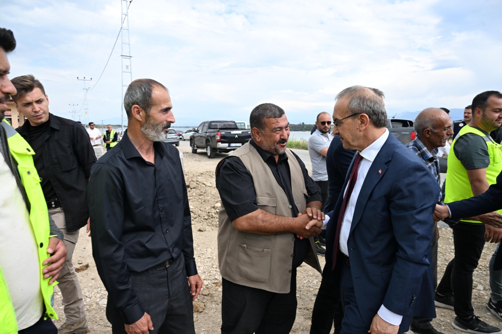 Sayın Valimiz Seddar YAVUZ ve  İl Müdürümüz Cengiz BAŞER ile Yazıhan ilçemizdeki Tecirli, Sürür, Fethiye ve Dedekargın mahallesinde yapımları bitmek üzere olan kırsal köy konutlarını ziyaret edip  çalışmalar hakkında bilgi almışlardır.