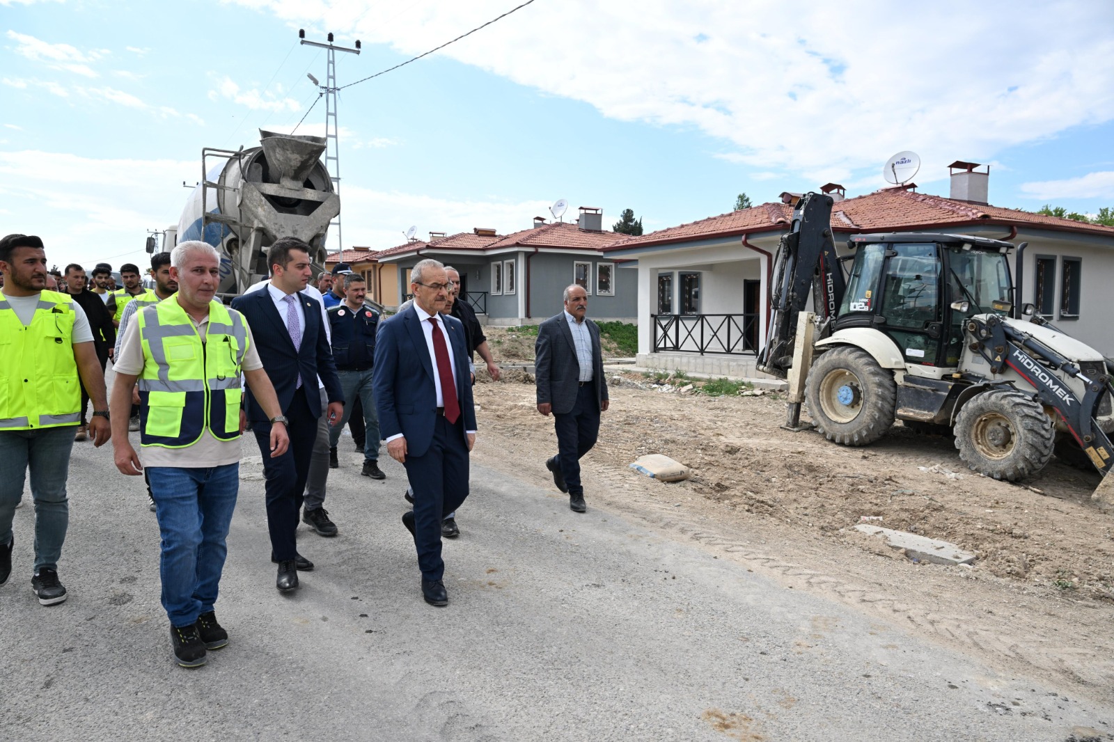 Sayın Valimiz Seddar YAVUZ ve  İl Müdürümüz Cengiz BAŞER ile Yazıhan ilçemizdeki Tecirli, Sürür, Fethiye ve Dedekargın mahallesinde yapımları bitmek üzere olan kırsal köy konutlarını ziyaret edip  çalışmalar hakkında bilgi almışlardır.
