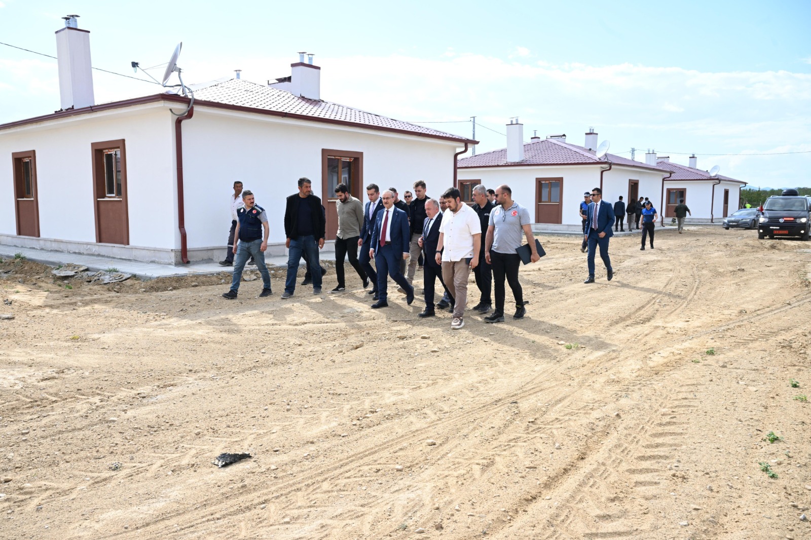 Sayın Valimiz Seddar YAVUZ ve  İl Müdürümüz Cengiz BAŞER ile Yazıhan ilçemizdeki Tecirli, Sürür, Fethiye ve Dedekargın mahallesinde yapımları bitmek üzere olan kırsal köy konutlarını ziyaret edip  çalışmalar hakkında bilgi almışlardır.