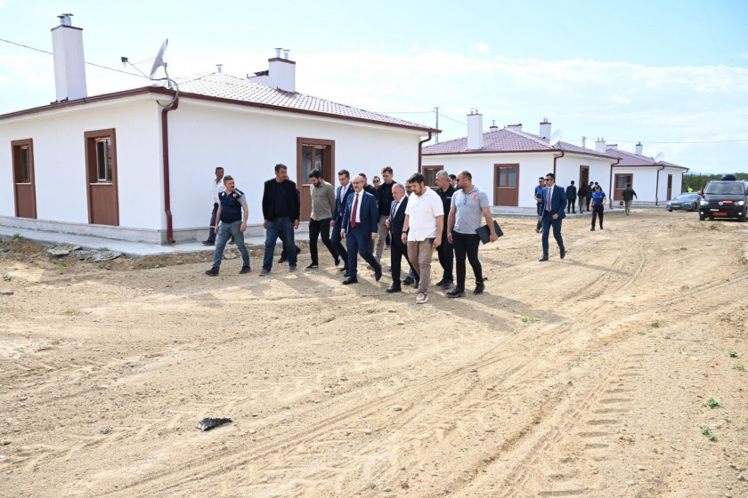 Sayın Valimiz Seddar YAVUZ ve  İl Müdürümüz Cengiz BAŞER ile Yazıhan ilçemizdeki Tecirli, Sürür, Fethiye ve Dedekargın mahallesinde yapımları bitmek üzere olan kırsal köy konutlarını ziyaret edip  çalışmalar hakkında bilgi almışlardır.