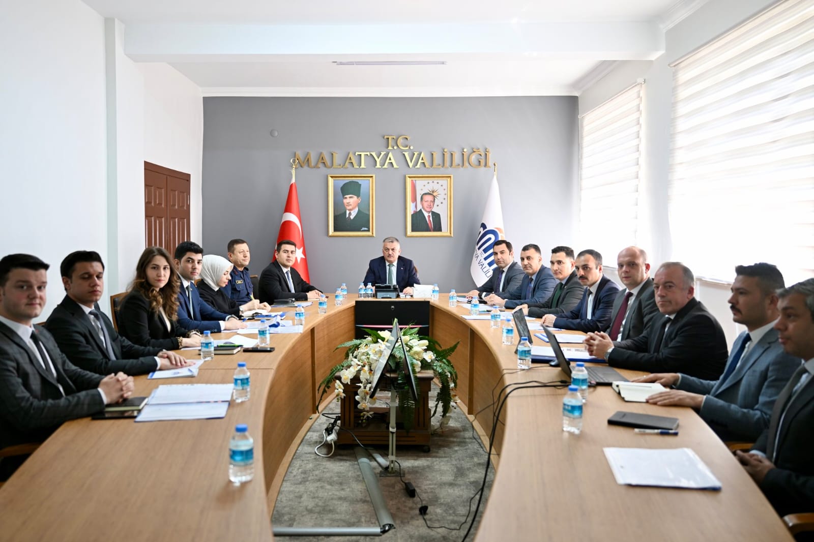 Valimiz Ersin Yazıcı Başkanlığında; İlgili Vali Yardımcıları, 13 ilçe kaymakamı ve kurum müdürlerinin katılımlarıyla valilik toplantı salonunda 