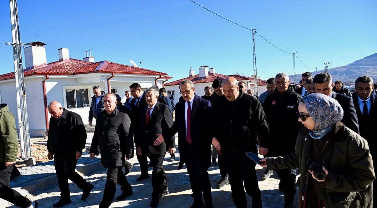 Valimiz Sayın Seddar Yavuz ile Malatya Çevre, Şehircilik ve İklim Değişikliği İl Müdürümüz Sayın Cengiz Başer, Darende ilçesi Çaybaşı Mahallesi’nde yapımı devam eden 26 adet hafif çelik köy konutunda incelemelerde bulundu.