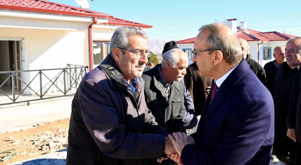 Valimiz Sayın Seddar Yavuz ile Malatya Çevre, Şehircilik ve İklim Değişikliği İl Müdürümüz Sayın Cengiz Başer, Darende ilçesi Çaybaşı Mahallesi’nde yapımı devam eden 26 adet hafif çelik köy konutunda incelemelerde bulundu.