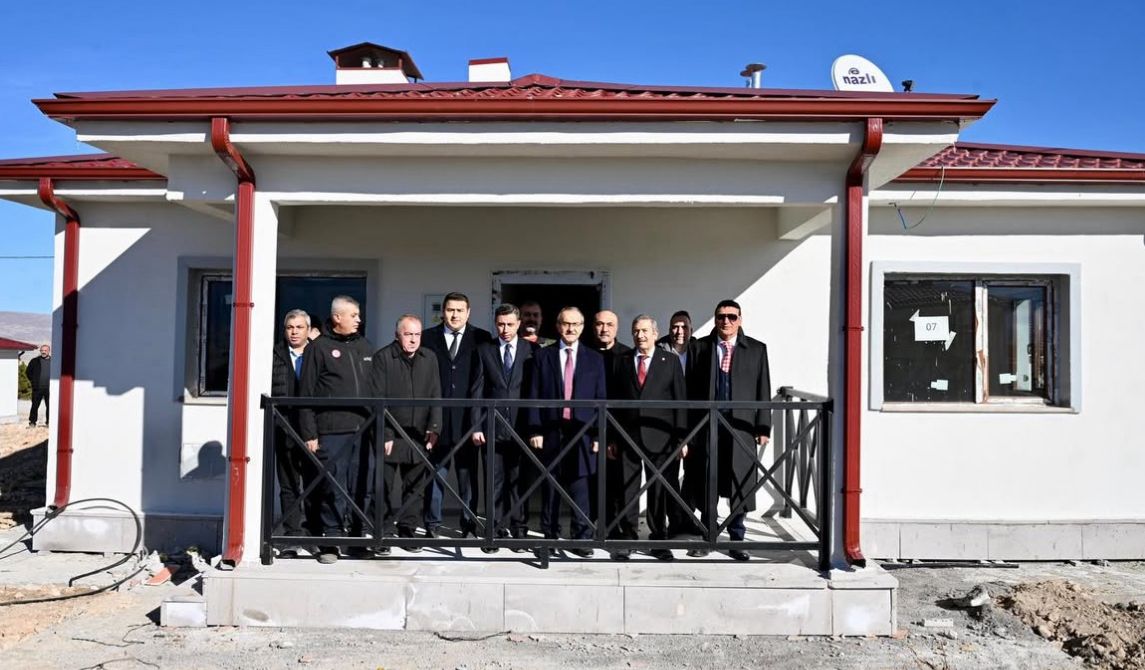Valimiz Sayın Seddar Yavuz ile Malatya Çevre, Şehircilik ve İklim Değişikliği İl Müdürümüz Sayın Cengiz Başer, Darende ilçesi Çaybaşı Mahallesi’nde yapımı devam eden 26 adet hafif çelik köy konutunda incelemelerde bulundu.