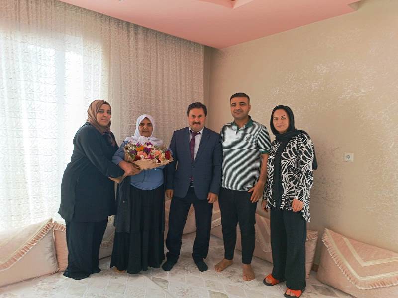 Anneler gününde İl Müdürümüz Sayın Hasan ALAN, Gazi Servet BENGİ'yi evinde Ziyaret etmişlerdir. Gazi'nin Annesinin Anneler gününü kutladılar.