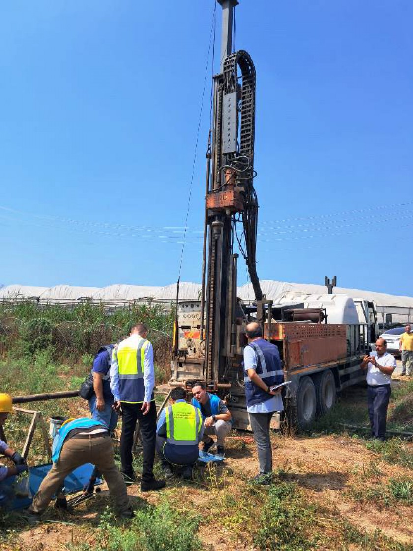Mersin İli Akdeniz İlçesi Adanalıoğlu Mahallesi 123.1 Ha’lık alana ait 1/1000 Ölçekli Revizyon ve İlave Uygulama İmar Planına Esas Jeolojik Jeoteknik Etüt kapsamında yürütülen sondaj çalışmalarının kontrolü ve arazi incelemesi yapılmıştır.
