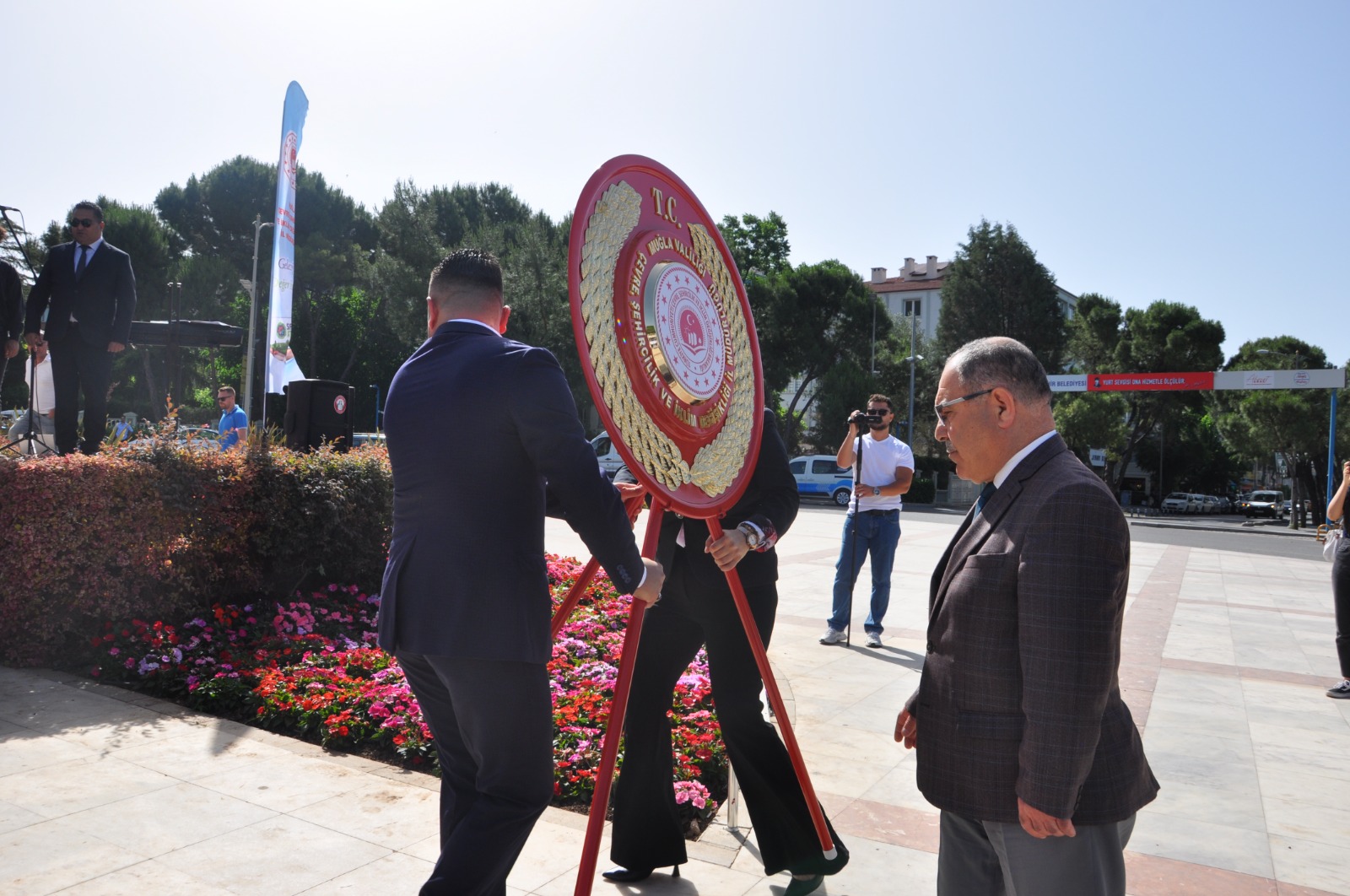 Cumhuriyet Meydanı Atatürk Anıtında Tören “Hepimizin Bir Dünyası Var''