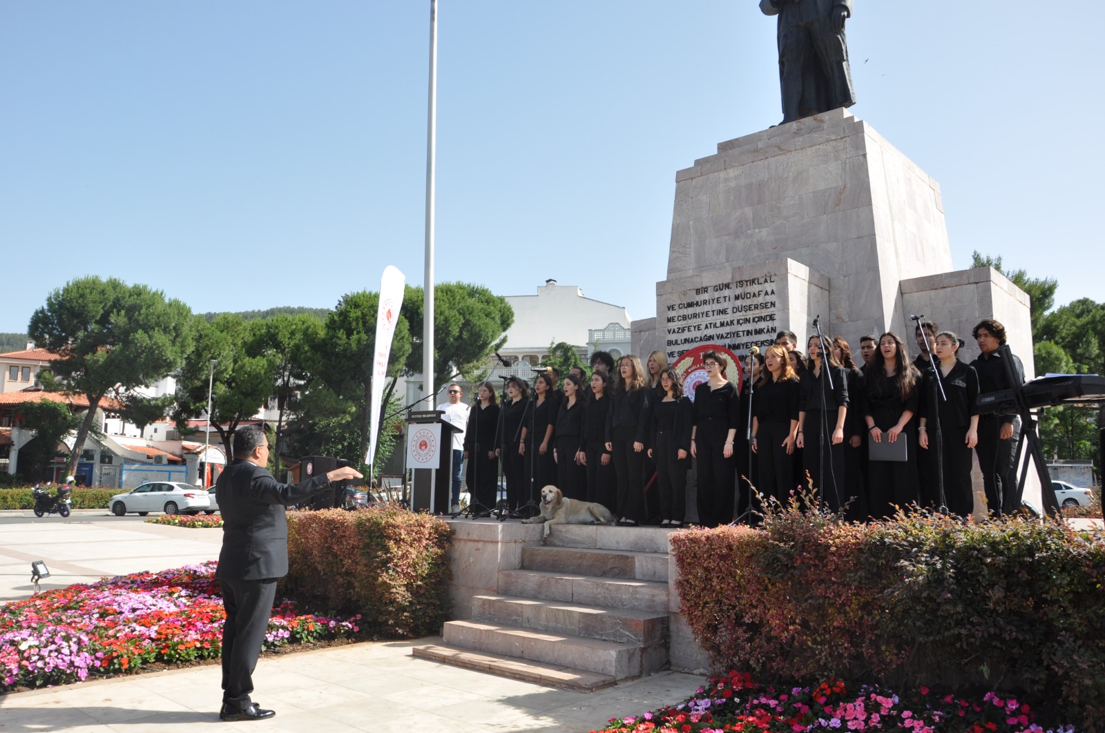 Cumhuriyet Meydanı Atatürk Anıtında Tören “Hepimizin Bir Dünyası Var''