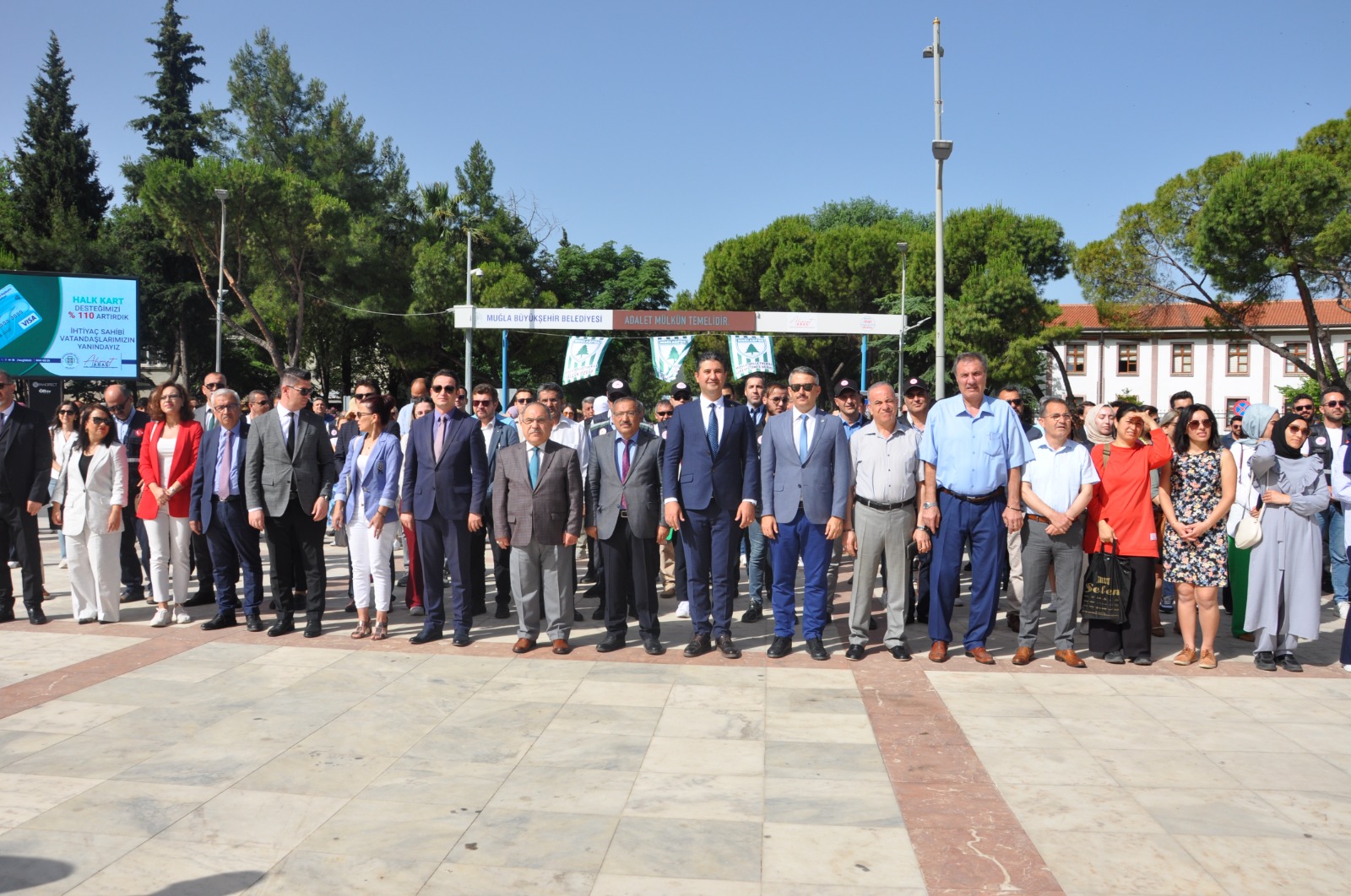 Cumhuriyet Meydanı Atatürk Anıtında Tören “Hepimizin Bir Dünyası Var''