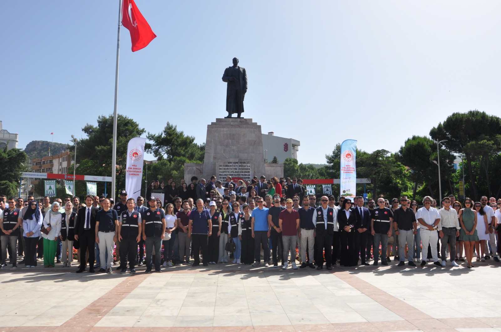 Cumhuriyet Meydanı Atatürk Anıtında Tören “Hepimizin Bir Dünyası Var''