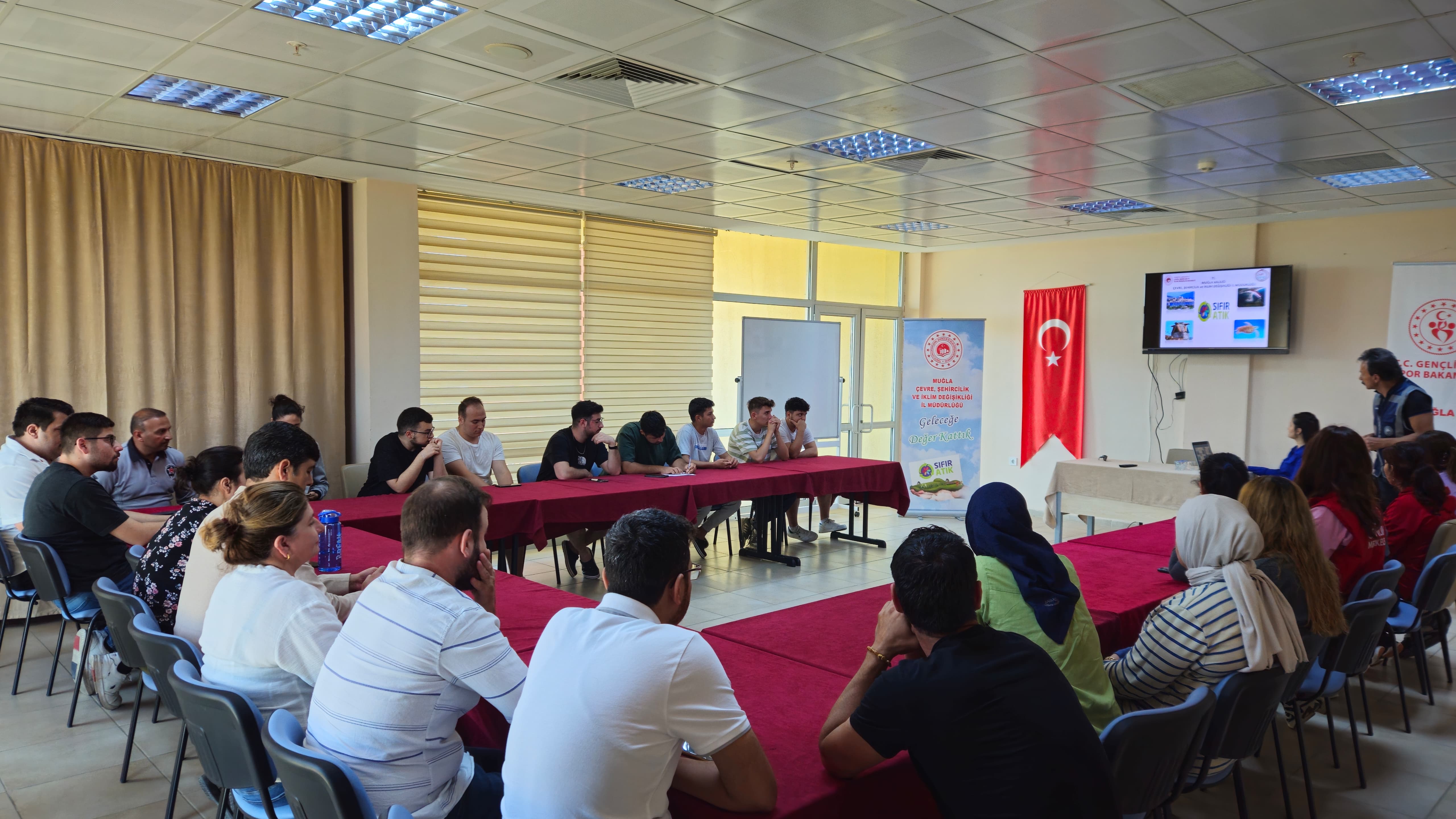 MİLAS KYK YURT ÇALIŞANLARI VE ÖĞRENCİLERİNE SIFIR ATIK EĞİTİMİ VERİLDİ