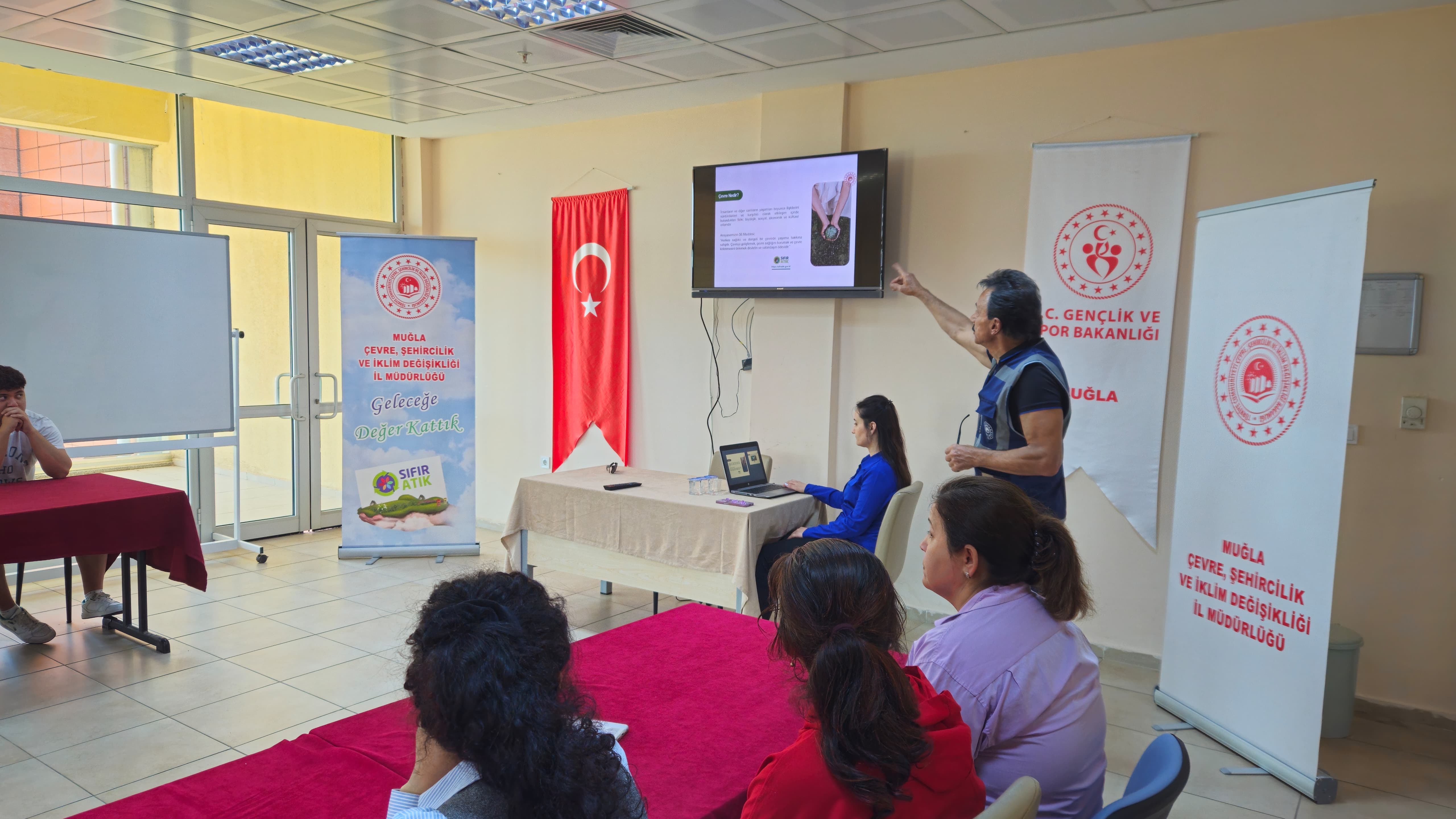 MİLAS KYK YURT ÇALIŞANLARI VE ÖĞRENCİLERİNE SIFIR ATIK EĞİTİMİ VERİLDİ