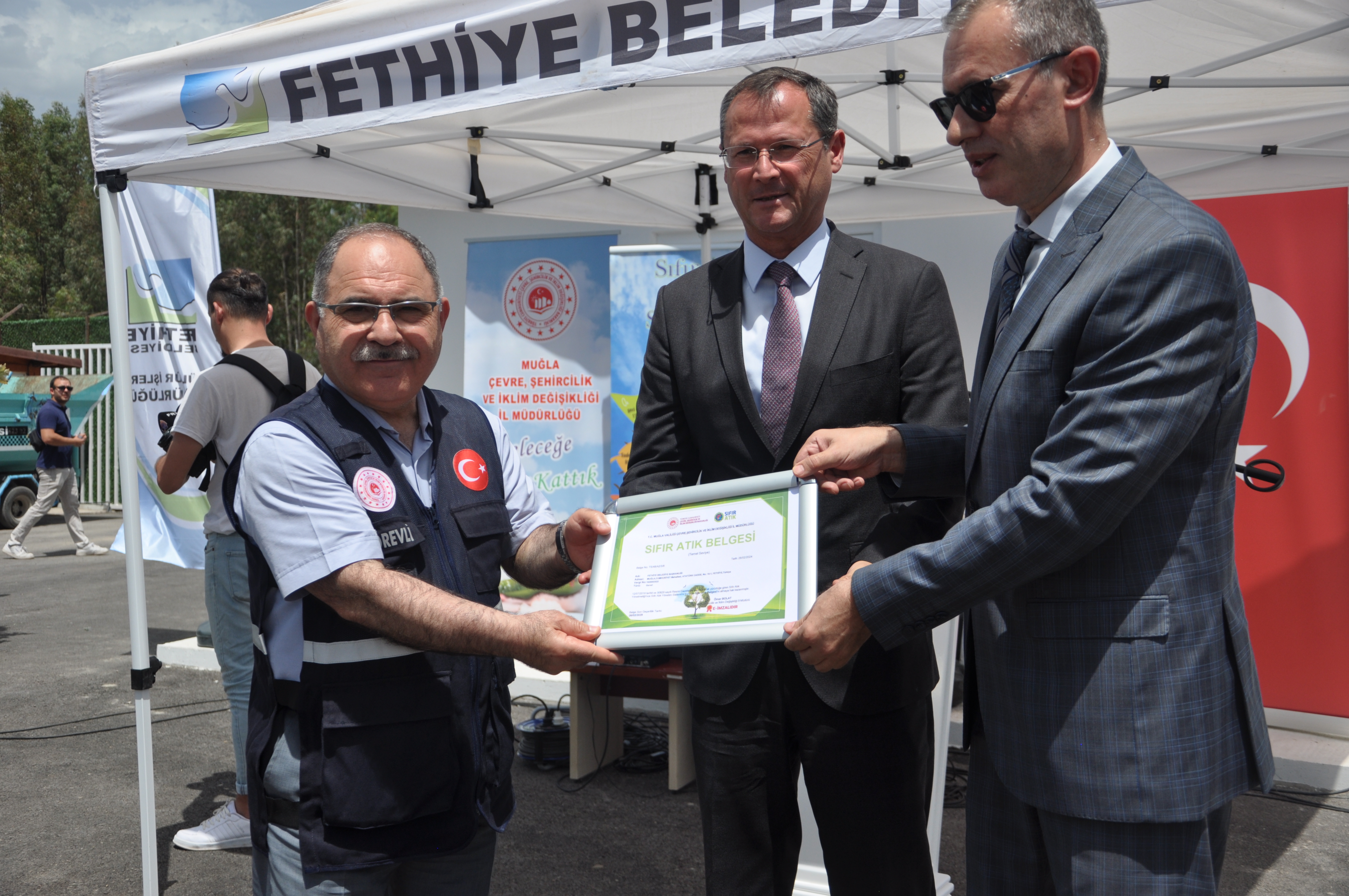 Türkiye Çevre Haftası Kapsamında ‘Sıfır Atık’ Belgesi Almaya Hak Kazanan Fethiye Belediyesi’ne İl Müdürümüz Sayın Ömer BOLAT Tarafından Belgesi Takdim Edilmiştir.