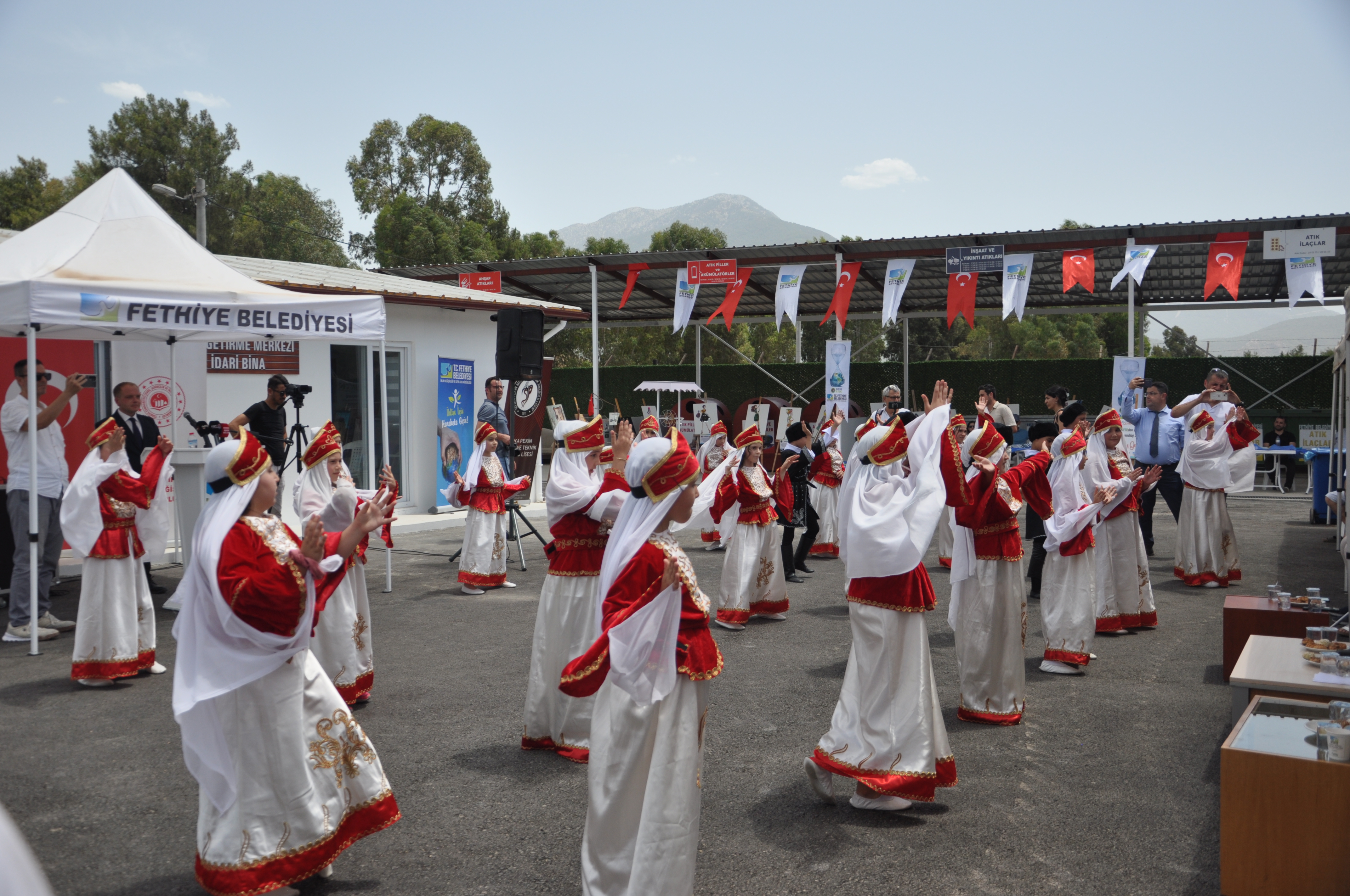 Türkiye Çevre Haftası Kapsamında ‘Sıfır Atık’ Belgesi Almaya Hak Kazanan Fethiye Belediyesi’ne İl Müdürümüz Sayın Ömer BOLAT Tarafından Belgesi Takdim Edilmiştir.