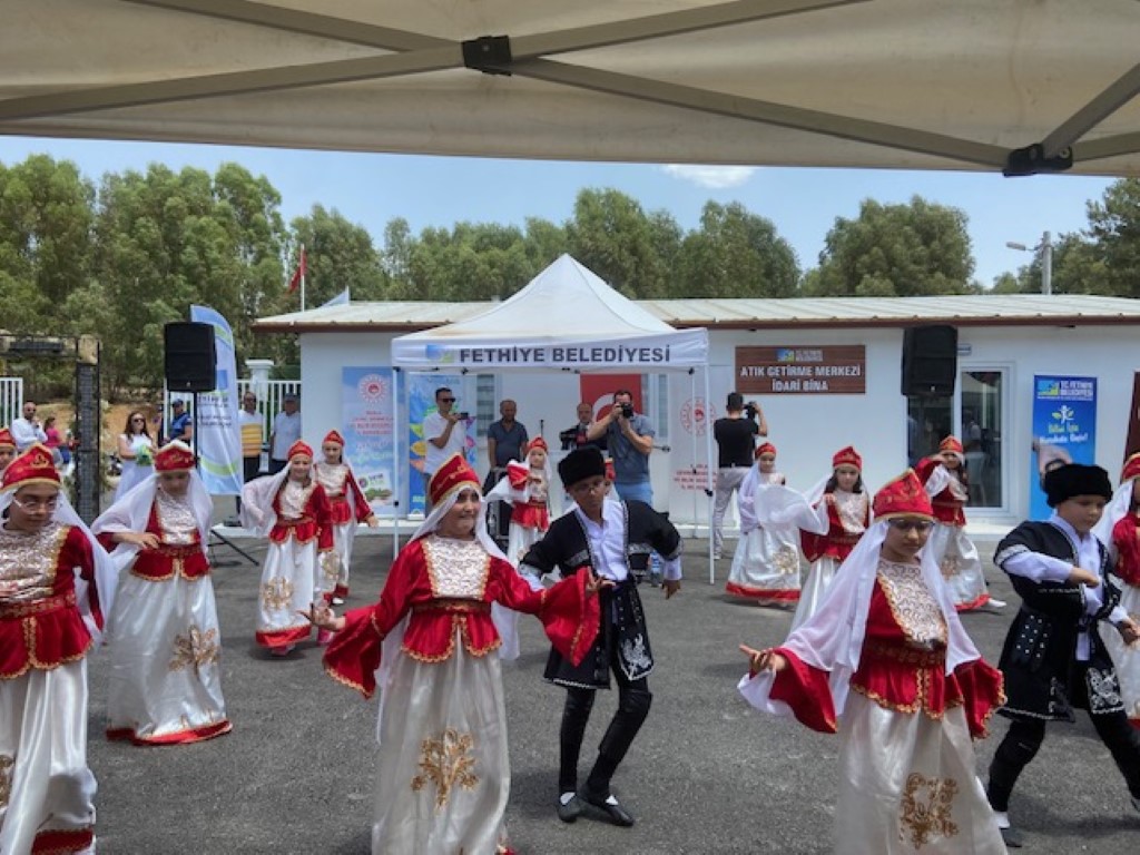 Türkiye Çevre Haftası Kapsamında ‘Sıfır Atık’ Belgesi Almaya Hak Kazanan Fethiye Belediyesi’ne İl Müdürümüz Sayın Ömer BOLAT Tarafından Belgesi Takdim Edilmiştir.