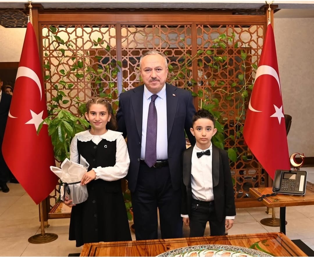 5 Mayıs Dünya Çevre Günü dolayısıyla küçük yavrularımız ve Müdürlüğümüz Personelleri, Sayın Valimiz Ali FİDAN'a ziyarette bulunmuşlardır.