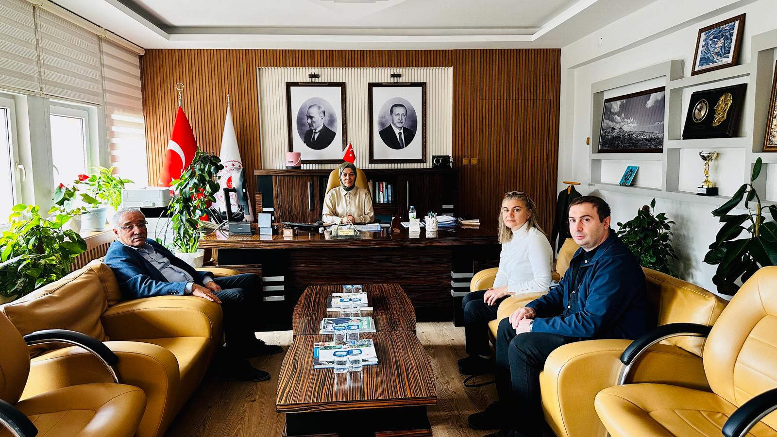 Bakanlığımız Yapı İşleri Genel Müdürlüğü Personelleri (Mimar) Sibel KOZAN ve (Mühendis) Yunus Emre EMiR İl Müdürümüz Sn.Yasemin DEMİRÖRS Hanımefendiyi makamında ziyaret etmiştir. Nazik ziyaretlerinden dolayı kendilerine teşekkür ederiz.