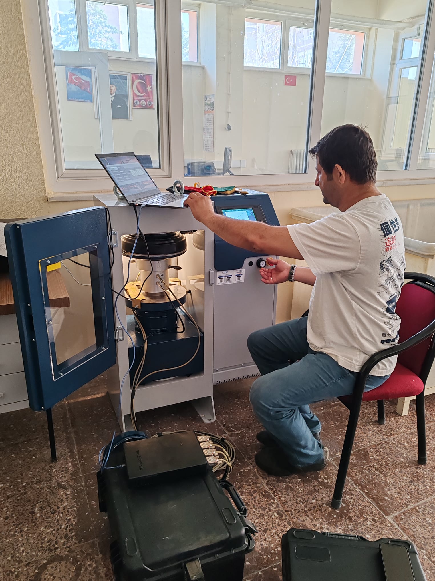 Bakanlığımızın destekleriyle, Müdürlüğümüzce doğrudan temin yöntemiyle alınan beton pres makinasının kalibrasyon işlemi yetkili şirket tarafından yapılarak kullanılabilir raporu alınmıştır.