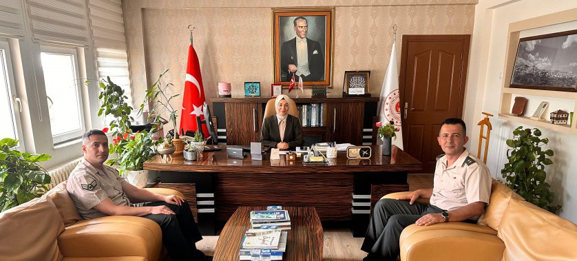 .Nevşehir Askerlik Şube Başkanı Yaver Kaan ALKAN, İl Müdürümüz Sn.Yasemin DEMİRÖRS Hanımefendiyi makamında…