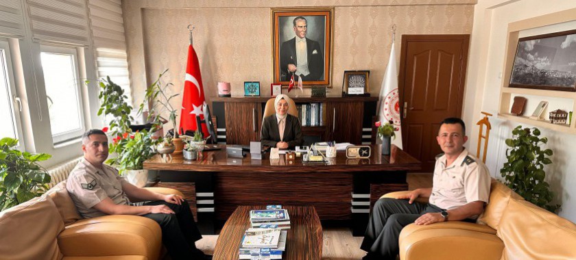 .Nevşehir Askerlik Şube Başkanı Yaver Kaan ALKAN, İl Müdürümüz Sn.Yasemin DEMİRÖRS Hanımefendiyi makamında ziyaret etmiştir. Nazik ziyaretlerinden dolayı kendilerine teşekkür ederiz.