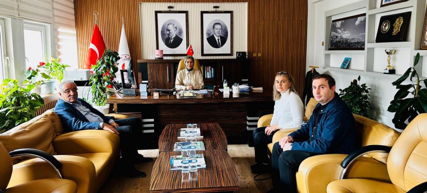 Bakanlığımız Yapı İşleri Genel Müdürlüğü Personelleri (Mimar) Sibel KOZAN ve (Mühendis) Yunus Emre EMiR İl Müdürümüz Sn.Yasemin DEMİRÖRS Hanımefendiyi makamında ziyaret etmiştir. Nazik ziyaretlerinden dolayı kendilerine teşekkür ederiz.
