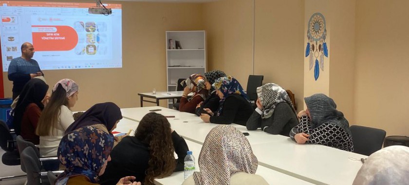 İl Müdürlüğümüz personelince Nevşehir Valiliği Sosyal Dayanışma Vakfı Aile Destek merkezi ve S.S.  Kapadokya ADEM Kadın Girişimi Üretim ve İşletme Kooperatifine 25.11.2025 tarihinde Sıfır Atık konulu eğitim verilmiştir.