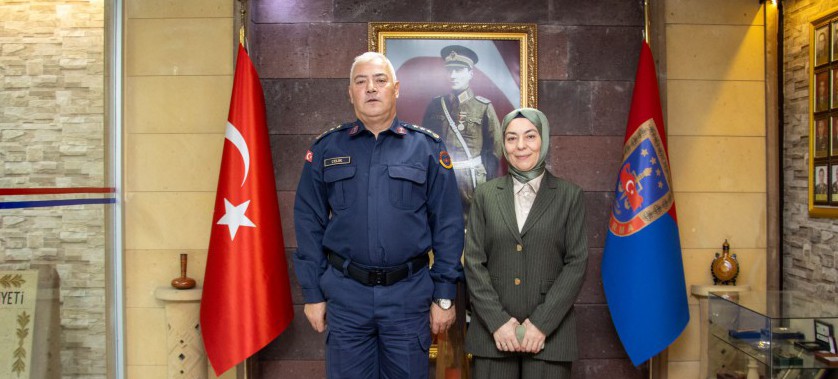 İl Müdürümüz Sn.Yasemin DEMİRÖRS Hanımefendi, Nevşehir İl Jandarma Komutanı (J.Kd. Albay) Sn. Mehmet ÇELİK'İ makamında ziyaret etmiştir. Misafirperverliklerinden dolayı Sn.Komutanımıza teşekkür ederiz.