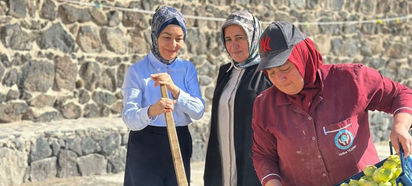 İl Müdürümüz Sn. Yasemin DEMİRÖRS Hanımefendi, Tatlarin Kadın Girişimi Üretme ve İşletme Kadın Kooperatifi tarafından gerçekleştirilen Kışlık Ürün Hazırlama etkinliğine katılım sağlamıştır.