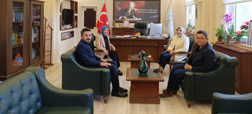 İl Müdürümüz Sn. Yasemin DEMİRÖRS Hanımefendi Nevşehir Hacıbektaş ilçesi Kaymakamlığına atanan Sn. Özlem DOĞAN Hanımefendiyi makamında ziyaret etmiştir. Sn. Kaymakamımıza hayırlı olsun diler göstermiş olduğu misafirperverlikten dolayı teşekkür ederiz.