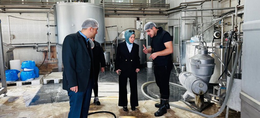İl Müdürümüz Sn.Yasemin DEMİRÖRS Hanımefendi ve ÇED ve Çevre izinleri Şube Müdürü Mehmet YILDIRIM Nevşehir Merkezde bulunan Süt işleme Ve Peynir Üretim tesisinde inceleme ve denetimlerde bulunmuştur.