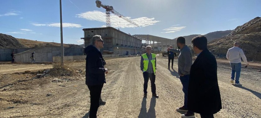 İlimizdeki Katı Atık Düzenli Depolama Tesisinde Müdürlüğümüz teknik personelleri tarafından denetim gerçekleştirildi. İncelemelerde, 2. lot çalışmaları ve Atık Ayrıştırma Sistemi Kurulum sürecinin titizlikle ilerlemesi için gerekli adımlar değerlendirildi