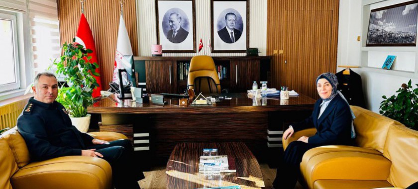 Nevşehir (JAKEM) Komutanı J. Albay Hüseyin FIRAT İl Müdürümüz Sn.Yasemin DEMİRÖRS Hanımefendiyi makamında ziyaret etmiştir. Nazik ziyaretlerinden dolayı Sn. Komutanımıza teşekkür ederiz.