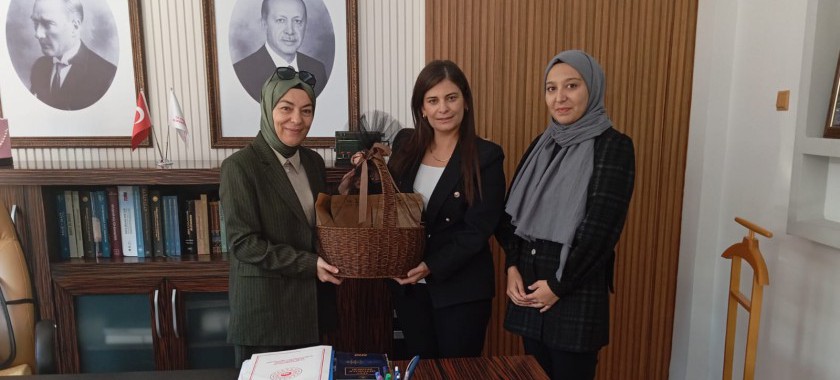 Nevşehir Özçelik Geri Dönüşüm Firması yetkilileri Sn.Ayşegül ÖZÇELİK ve Sn.Rümeysa ÖZDEMİR İl Müdürümüz Sn.Yasemin DEMİRÖRS Hanımefendiyi makamında ziyaret etmiştir. Nazik ziyaretlerinden dolayı kendilerine teşekkür ederiz.