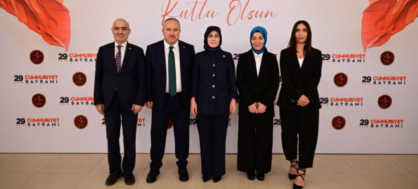 Nevşehir Valisi Sn. Ali FİDAN ve Eşi Prof. Dr. Fatma FİDAN Hanımefendinin katılımıyla gerçekleştirilen 29 Ekim Cumhuriyet Bayramı resepsiyonuna İl Müdürümüz Sn. Yasemin DEMİRÖRS katılım sağlamıştır.