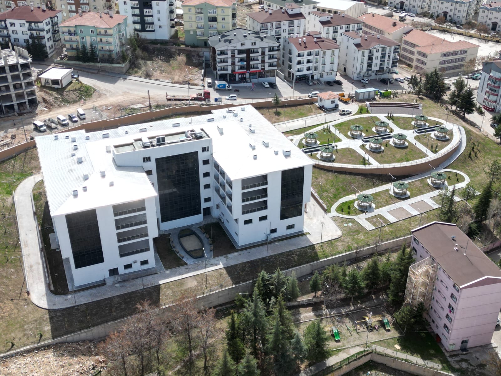 İl Müdürlüğümüz tarafından ihale ve kontrol işlemleri yapılan Nevşehir 100 kişilik Huzurevi ve Rehabilitasyon Merkezi yapım işimiz 10/03/2025 tarihinde bitirilmiş olup, Aile ve Sosyal Politikalar İl Müdürlüğüne teslim edilmiştir