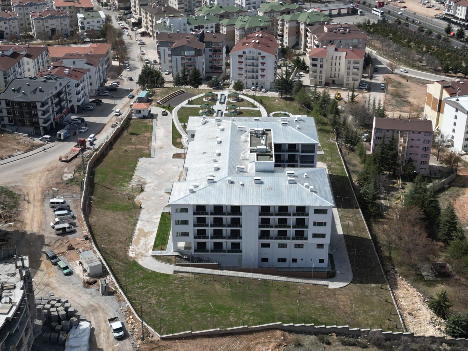 İl Müdürlüğümüz tarafından ihale ve kontrol işlemleri yapılan Nevşehir 100 kişilik Huzurevi ve Rehabilitasyon Merkezi yapım işimiz 10/03/2025 tarihinde bitirilmiş olup, Aile ve Sosyal Politikalar İl Müdürlüğüne teslim edilmiştir