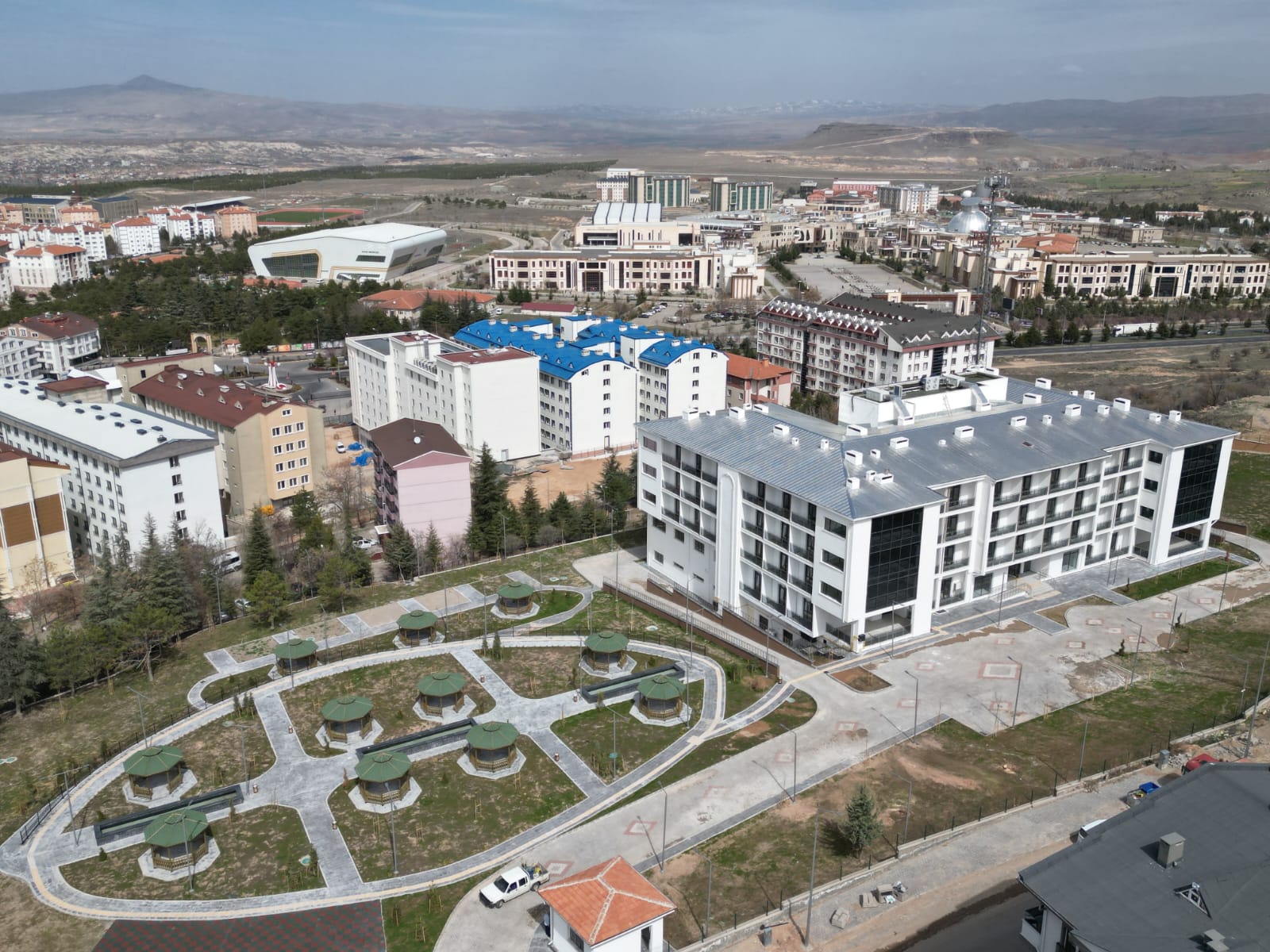 İl Müdürlüğümüz tarafından ihale ve kontrol işlemleri yapılan Nevşehir 100 kişilik Huzurevi ve Rehabilitasyon Merkezi yapım işimiz 10/03/2025 tarihinde bitirilmiş olup, Aile ve Sosyal Politikalar İl Müdürlüğüne teslim edilmiştir