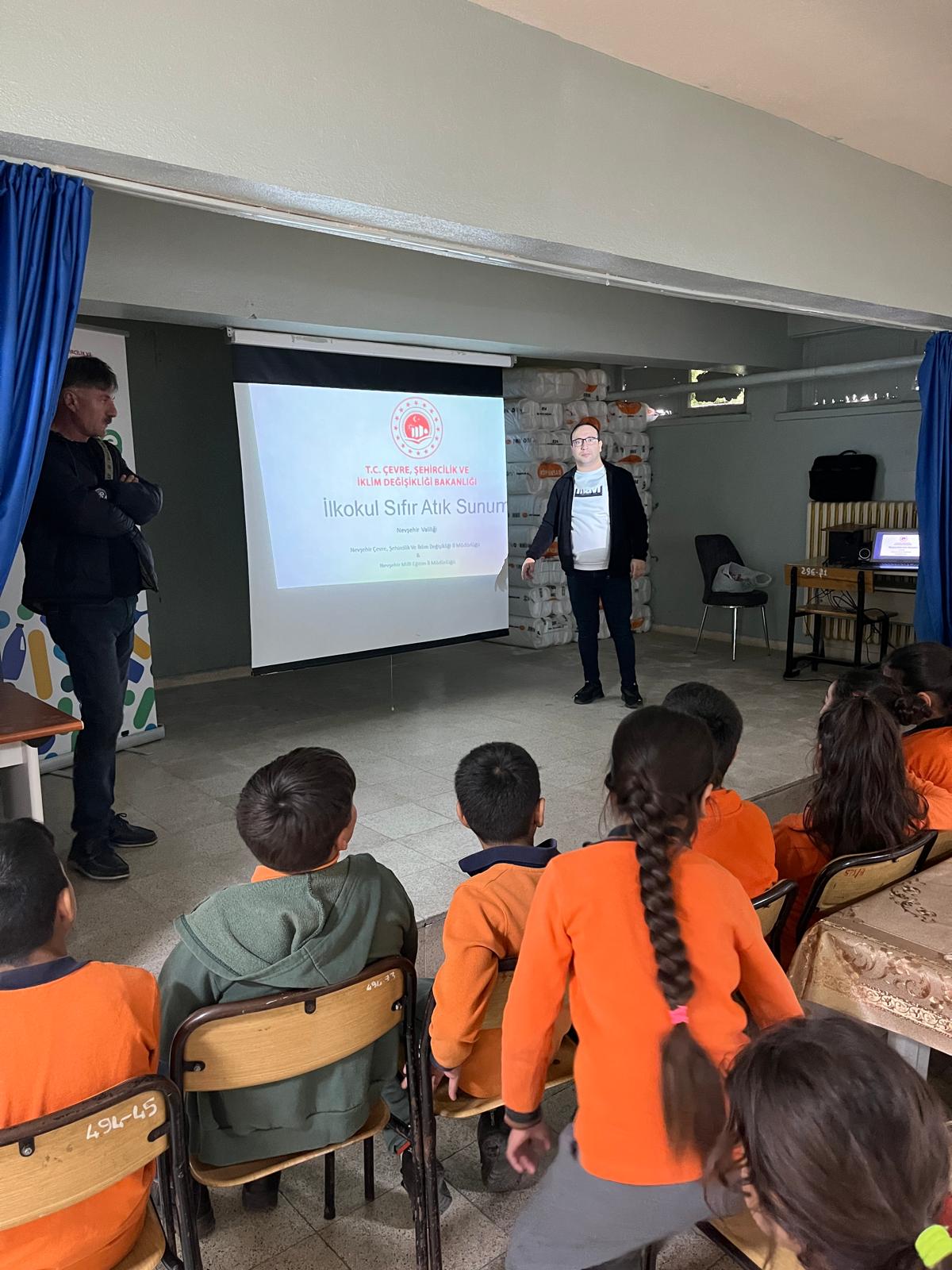 İl Müdürlüğümüz yetkililerince İlkokul ve Anaokullarında Sıfır Atık konulu eğitim verilmiştir.