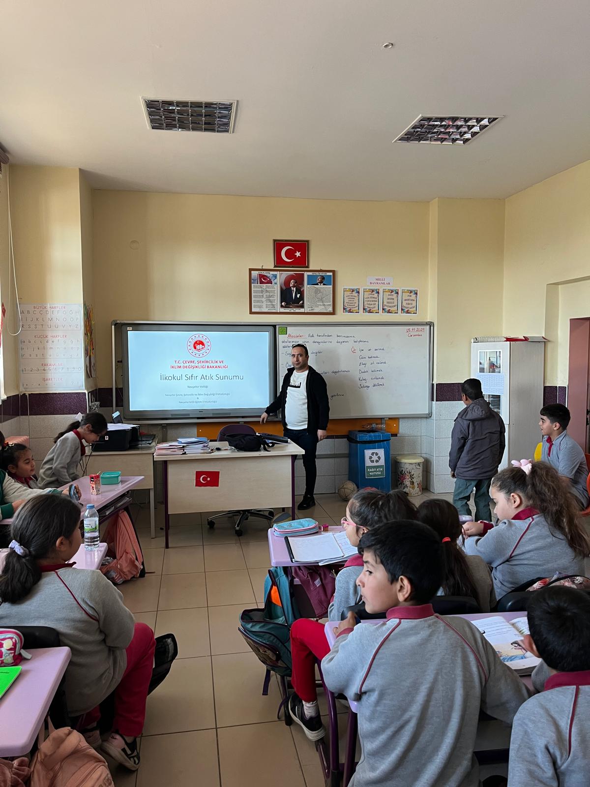 İl Müdürlüğümüz yetkililerince İlkokul ve Anaokullarında Sıfır Atık konulu eğitim verilmiştir.