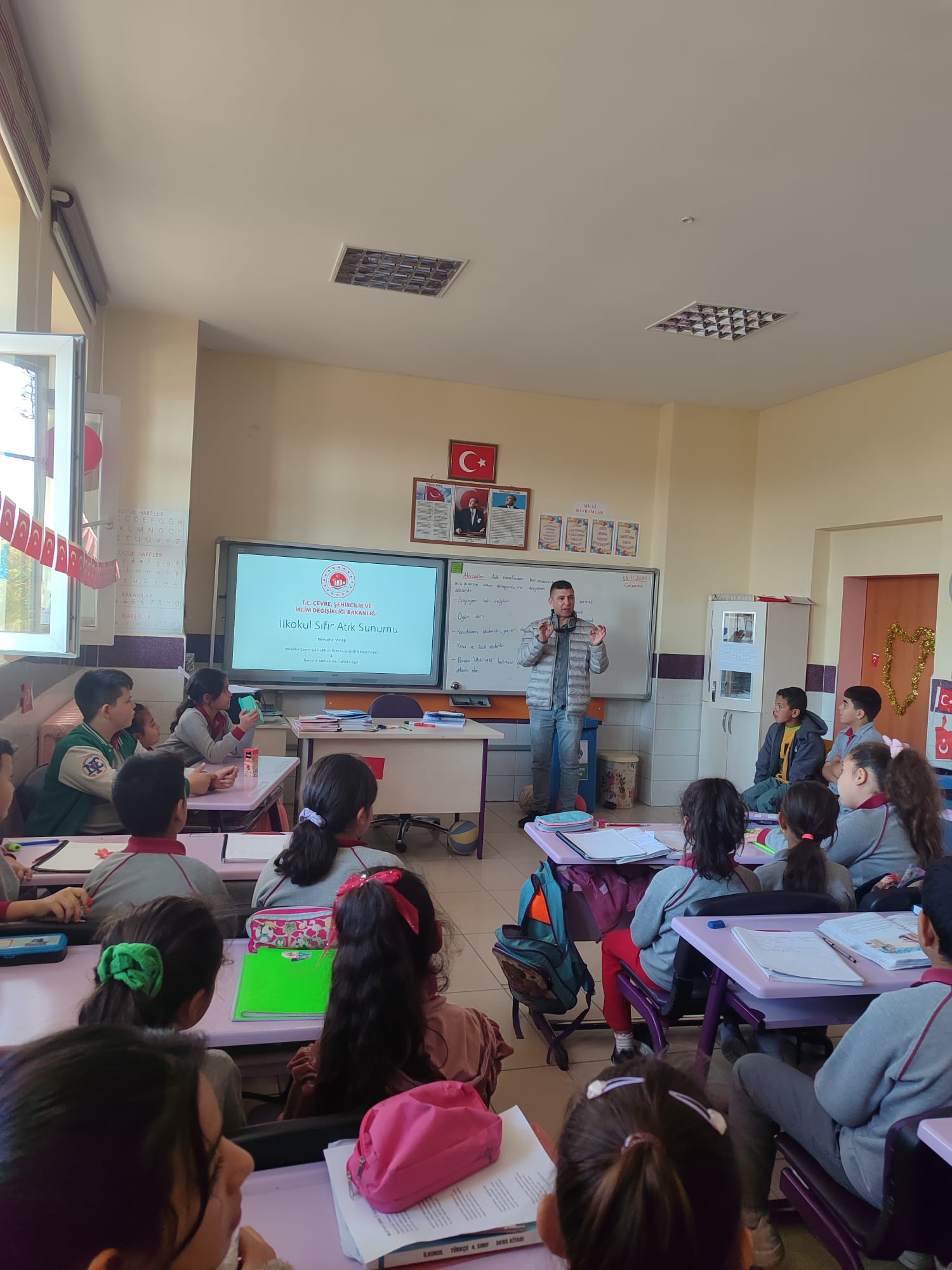 İl Müdürlüğümüz yetkililerince İlkokul ve Anaokullarında Sıfır Atık konulu eğitim verilmiştir.